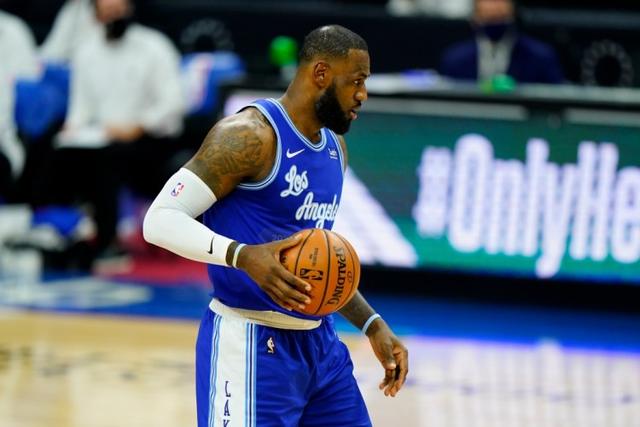 弗格投篮碰到徐杰脸部 杨鸣对着闫军贴脸输出